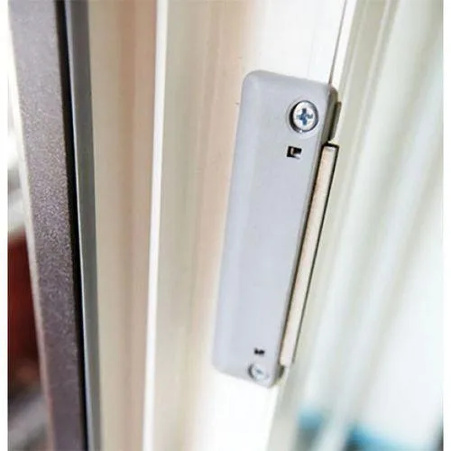 Детали магнитной балконной защёлки детали защёлки крупным планом|