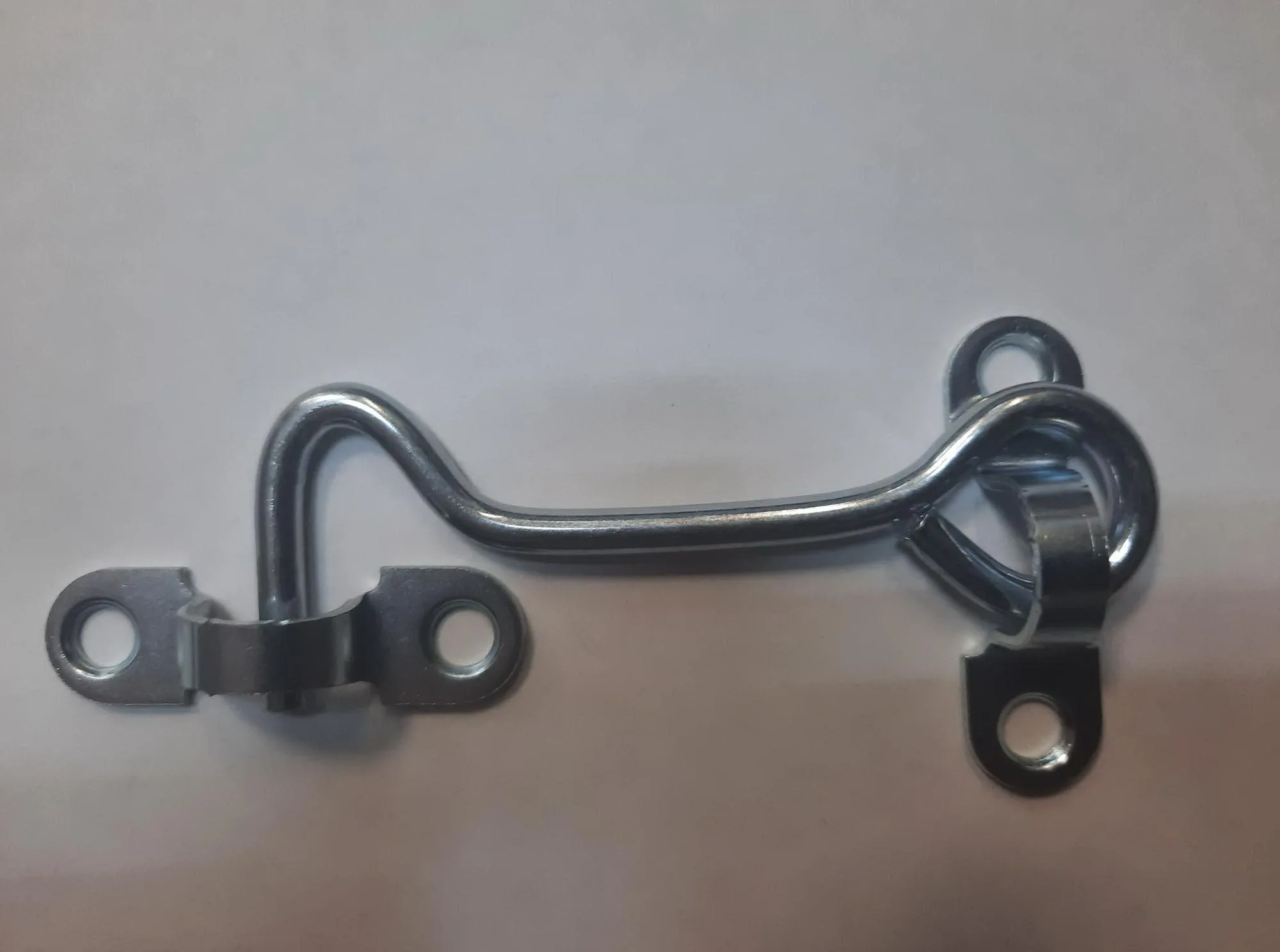 Крючок накидной в увеличенном виде. Крупный план крючка накидного