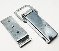 Защёлка чемоданная крупным планом. Крупный план защёлки