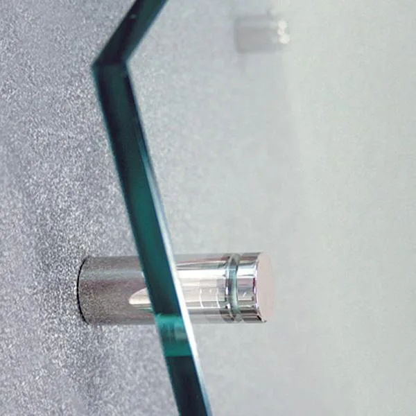 Пример использования держателя дистанционного для стеклянной полки. Стеклянная полка, закреплённая с помощью держателя дистанционного