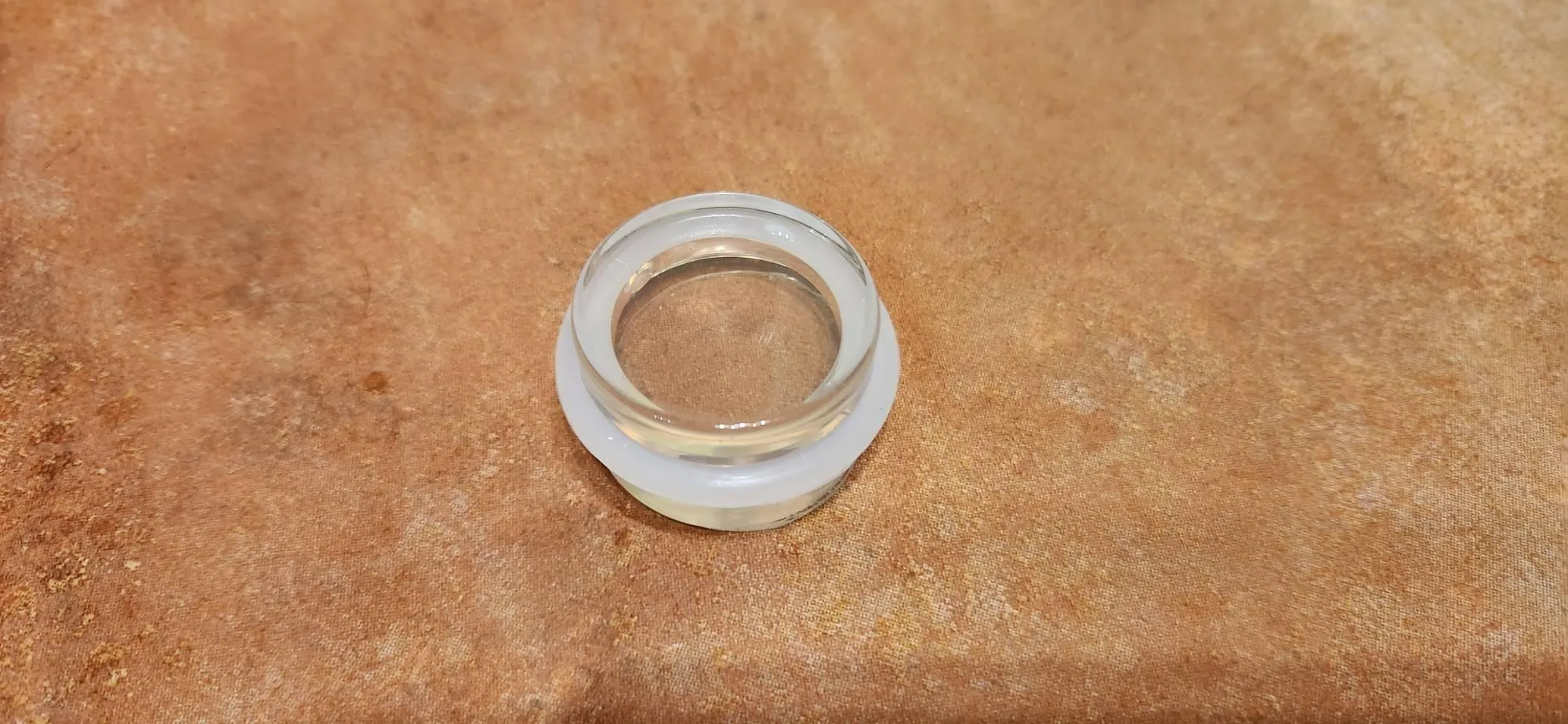 Прозрачный упор на фоне двери. Упор в интерьере