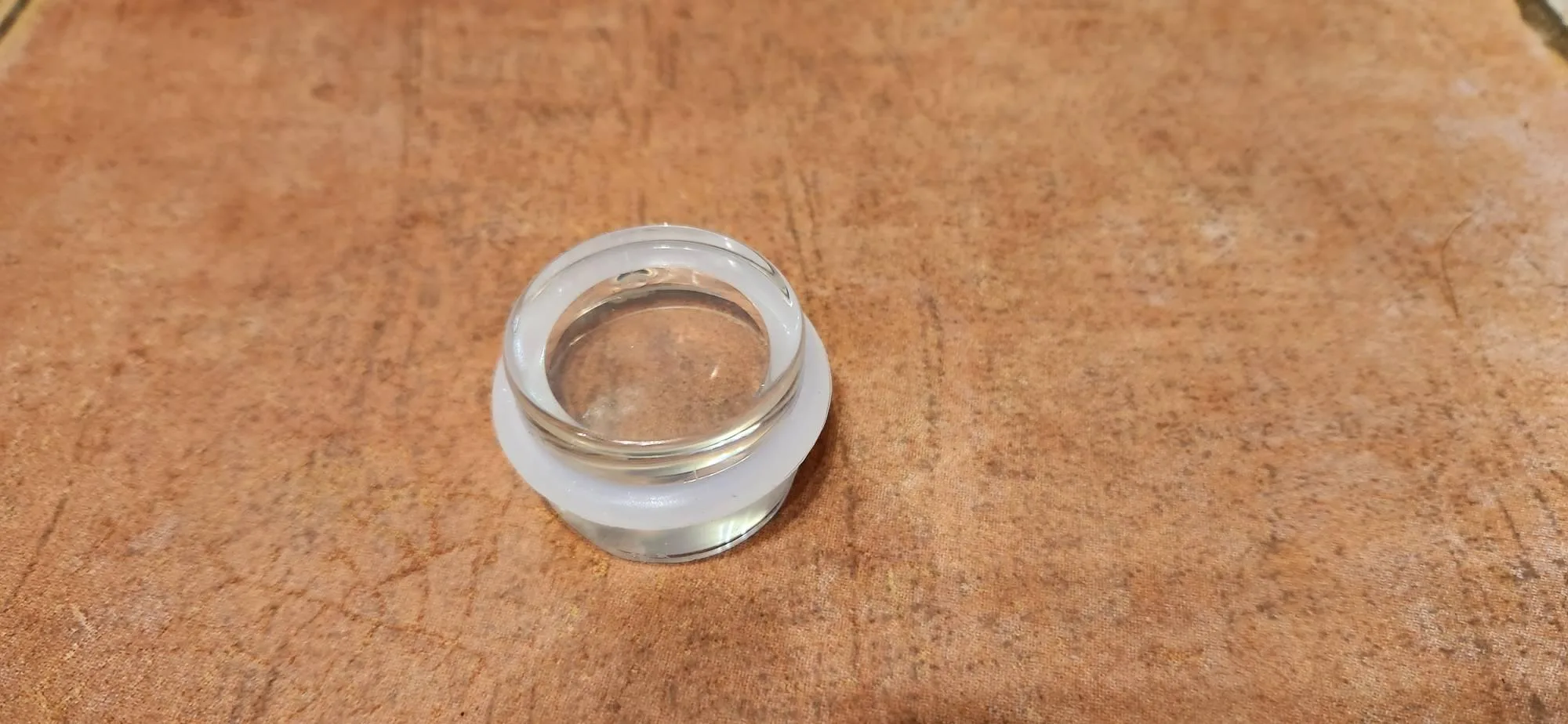 Упор дверной, вид спереди. Крупный план упора