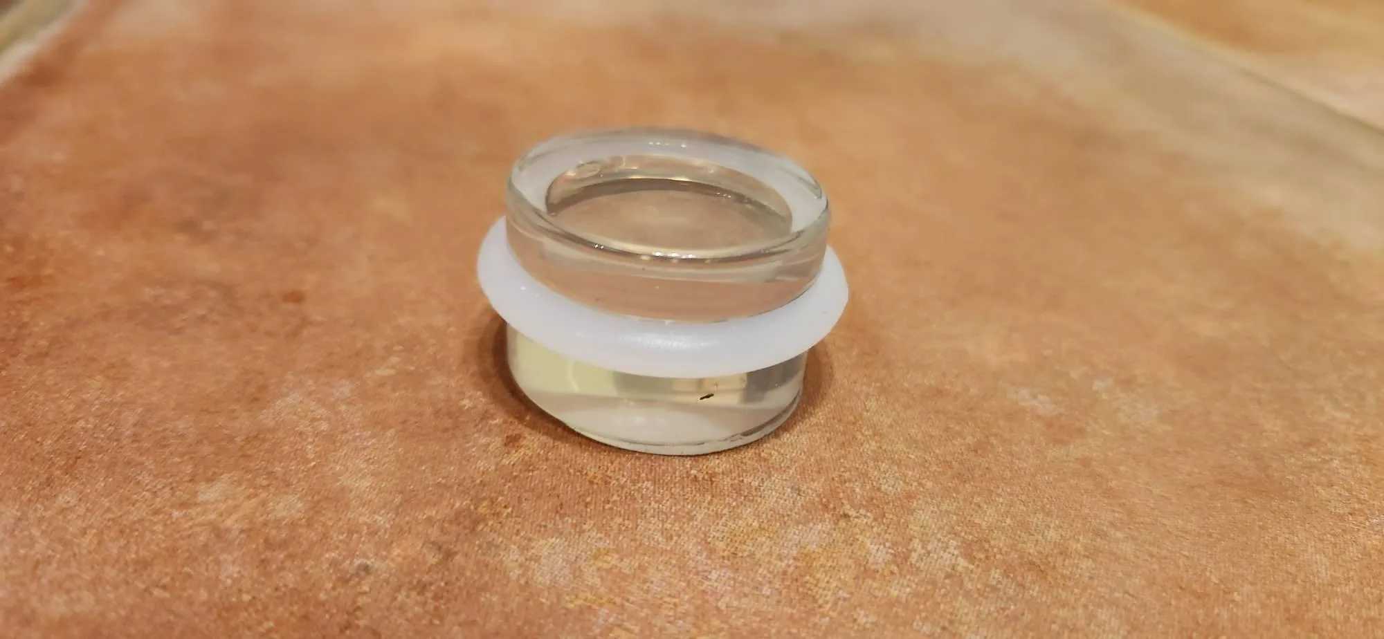 Дверной упор в действии. Упор установлен на дверь