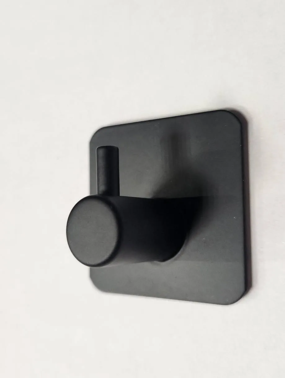 Крючок самоклеящийся в использовании.... Крючок приклеен к поверхности стены