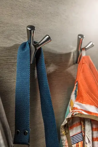 Несколько крючков для одежды на стене изображение нескольких крючков на стене|