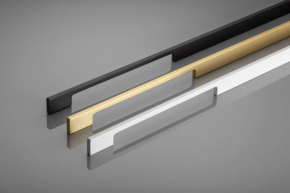 Фотография мебельной ручки крупным планом|