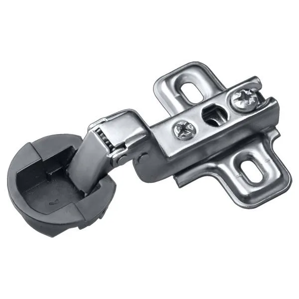 Крупный план петли с хромированной заглушкой —