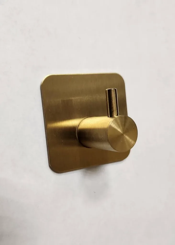 Крючок самоклеющийся 3М золото браш