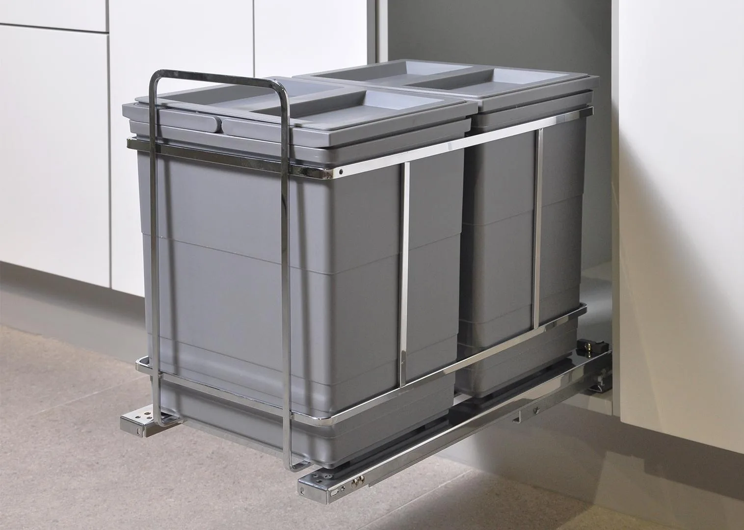 Выдвижная мусорная корзина в деталях... Крупный план на выдвижную мусорную корзину