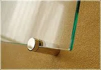 Табличка, закреплённая на держателе стекла дистанционном GTV Изображение таблички, закреплённой на держателе|