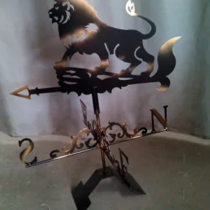 Флюгер лев на камне