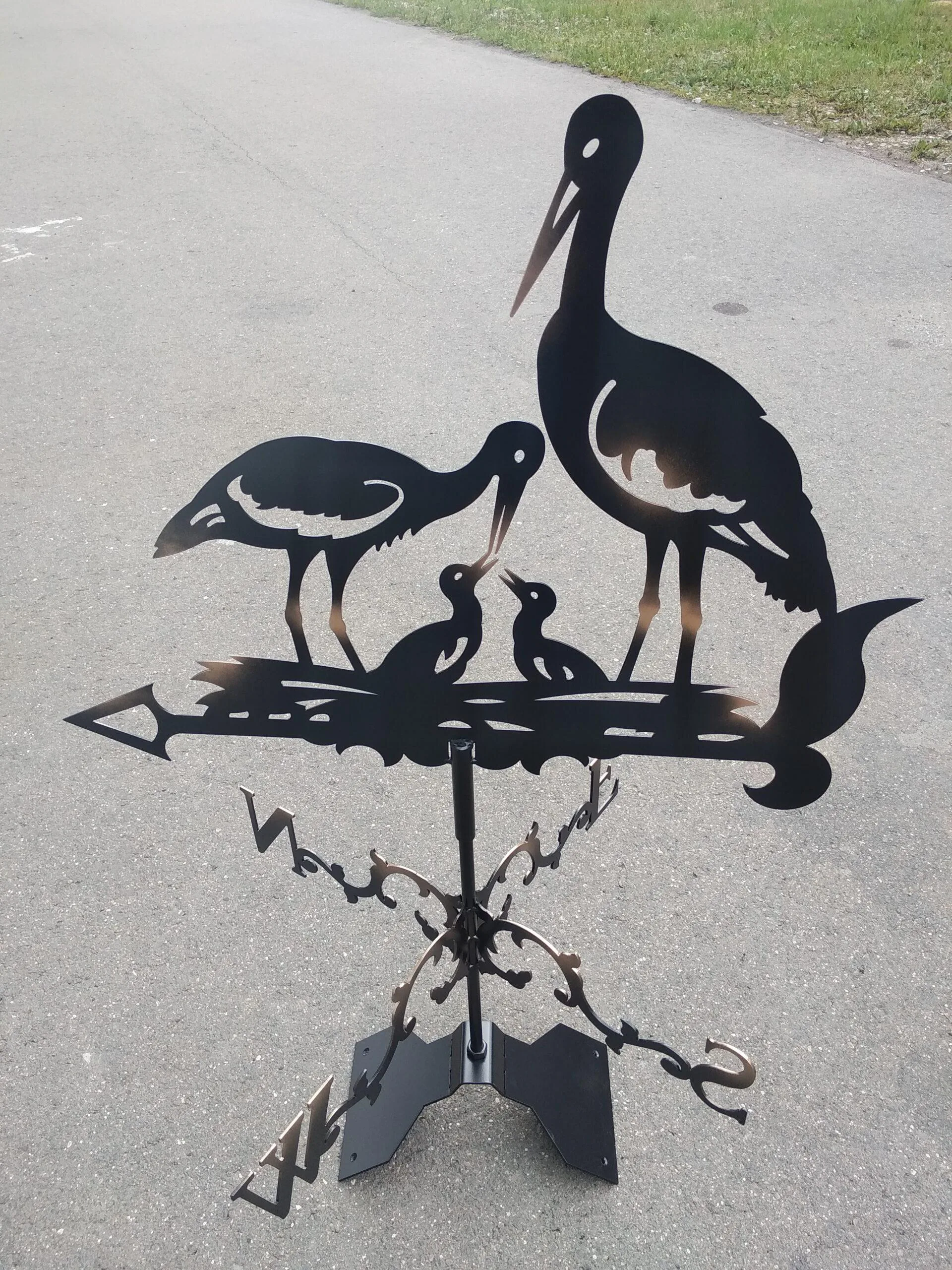 Флюгер «Аисты семья» на фоне крыши дома флюгер на фоне крыши дома|