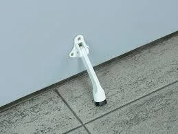 упор дверной «козья ножка» в интерьере; изображение упора в интерьере помещения;