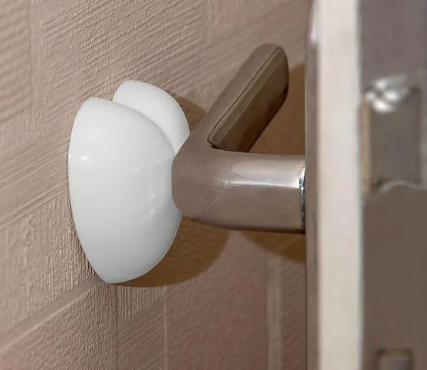 Монтаж мягкого настенного отбойника АЛЛЮР изображение мягкого настенного отбойника, прикреплённого к стене на скотч|