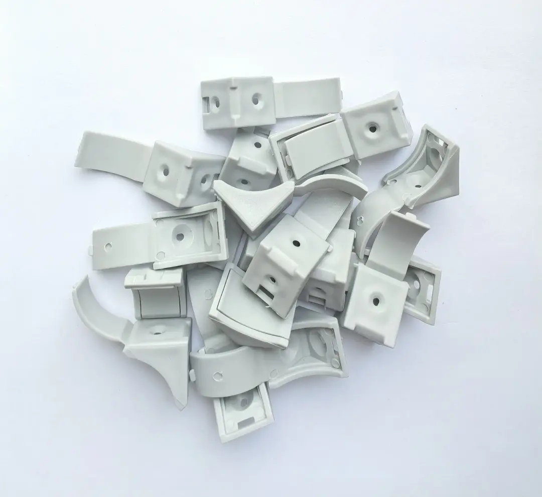 изображение третьего ракурса уголка монтажного пластикового серого|