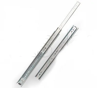 Детали направляющей шариковой полного выдвижения Крупный план направляющей —
