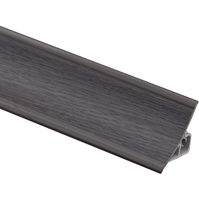 Кухонный плинтус венге крупным планом Крупный план кухонного плинтуса