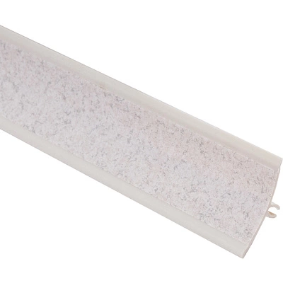 Кухонный плинтус в действии, установленный на столешницу. Крупный план кухонного плинтуса, установленного на столешницу