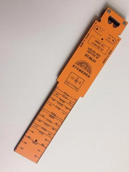 Детали разметки на мебельном шаблоне Крупный план шаблона с нанесёнными линиями |