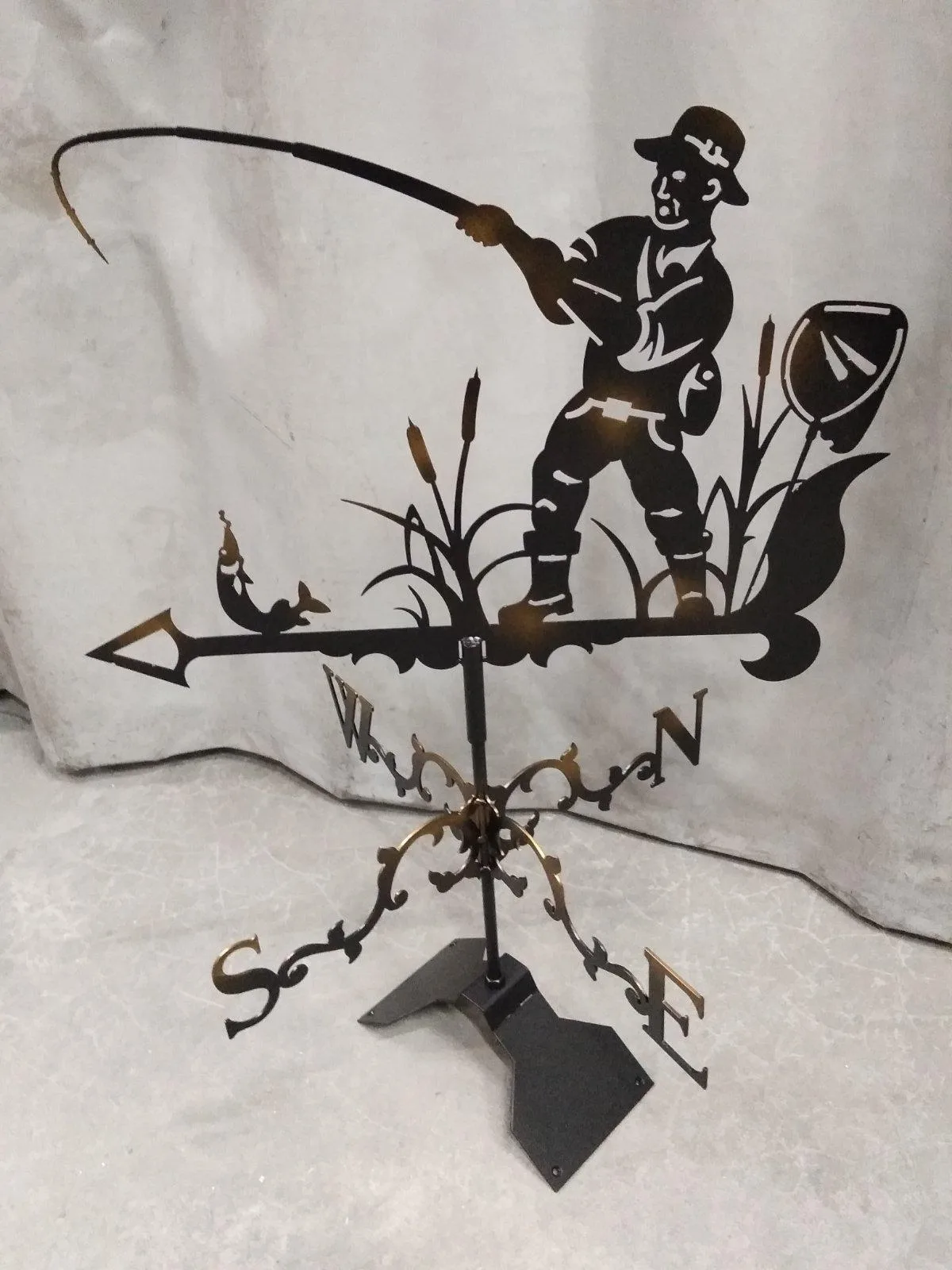 Флюгер «Рыбак» на крыше дома флюгер «Рыбак» на фоне крыши|