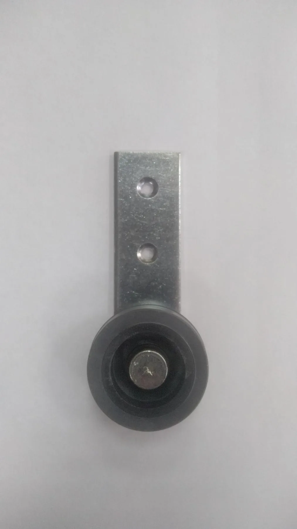 Колесо-ролик на узкой пластине крупным планом изображение колеса-ролика крупным планом|