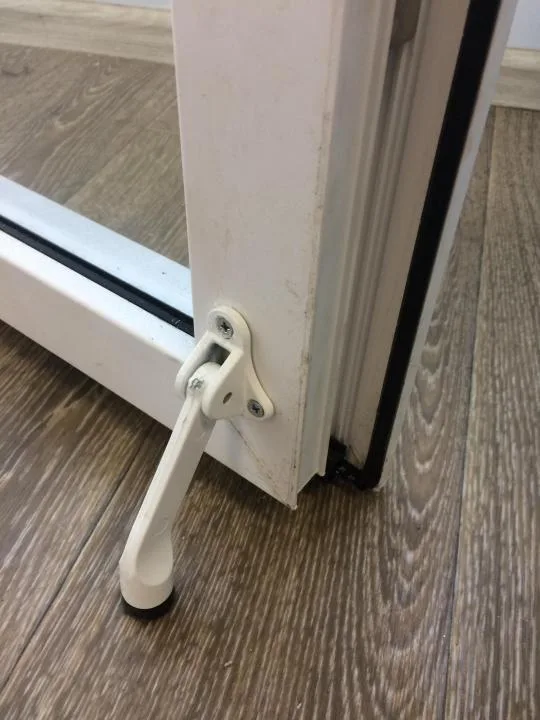 упор дверной в действии упор дверной в открытом положении |