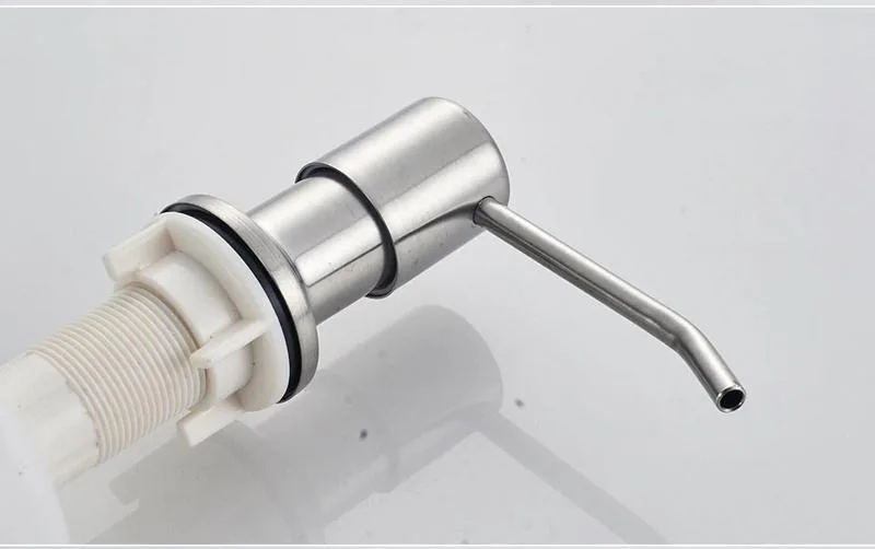 Дозатор для моющего средства Ledeme L405-1, вид спереди. Крупный план дозатора с видимыми деталями