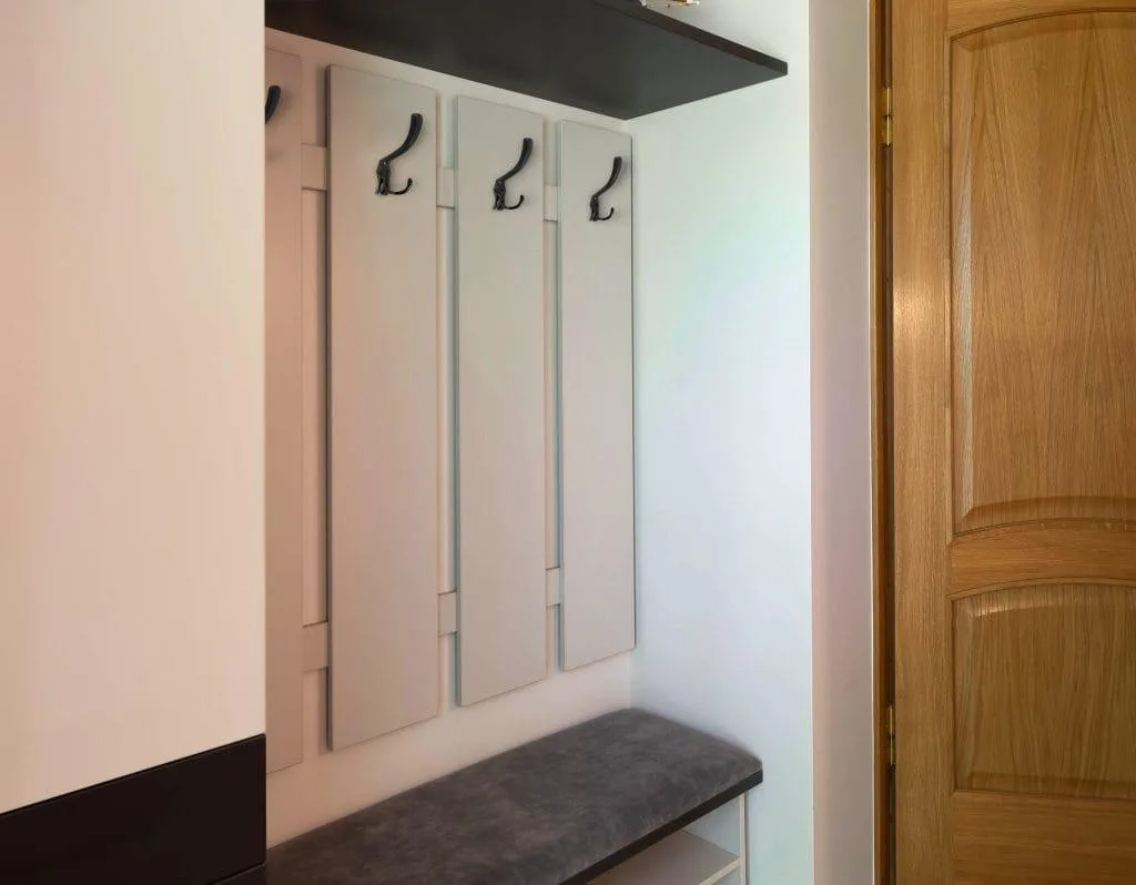 Крючок для одежды WP59, установленный на стену. Крючок, висящий на стене