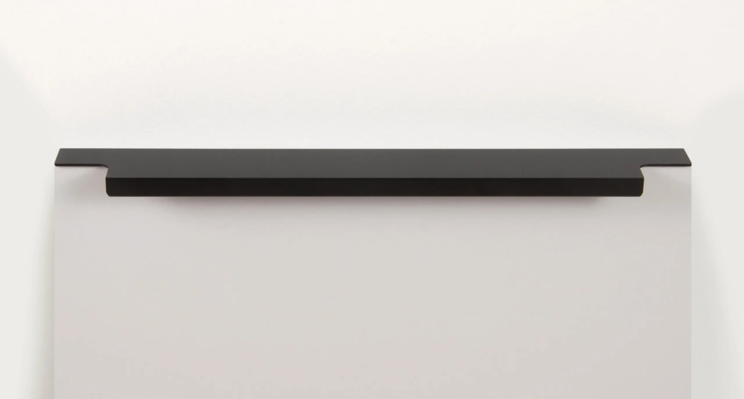 Мебельная ручка RAY RT109BL.1/224/300