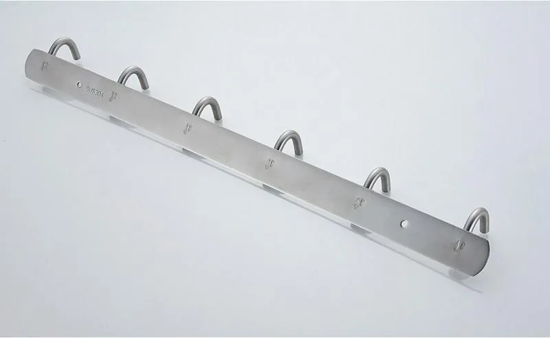 Крючки Ledeme на стене ванной. Крючки на стене в ванной комнате