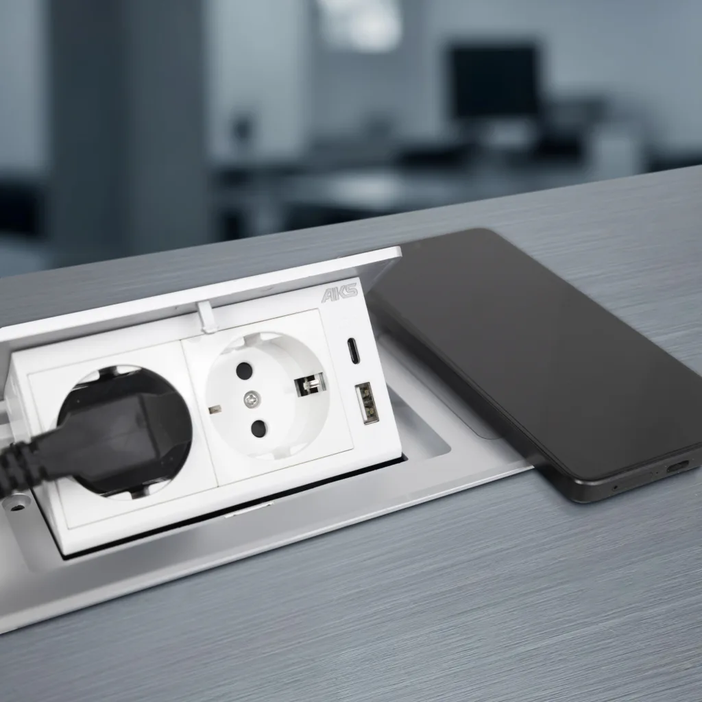 Выдвижной удлинитель Nova 5, 2 розетки, USB A + C, беспроводная зарядка, алюминий, AKS