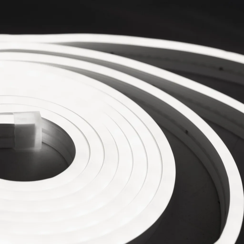 Гибкий неон - 9,6W/m, 24V, 6*12мм, 120 д/м, IP65, холодный белый (6000K) - 5м, AKS