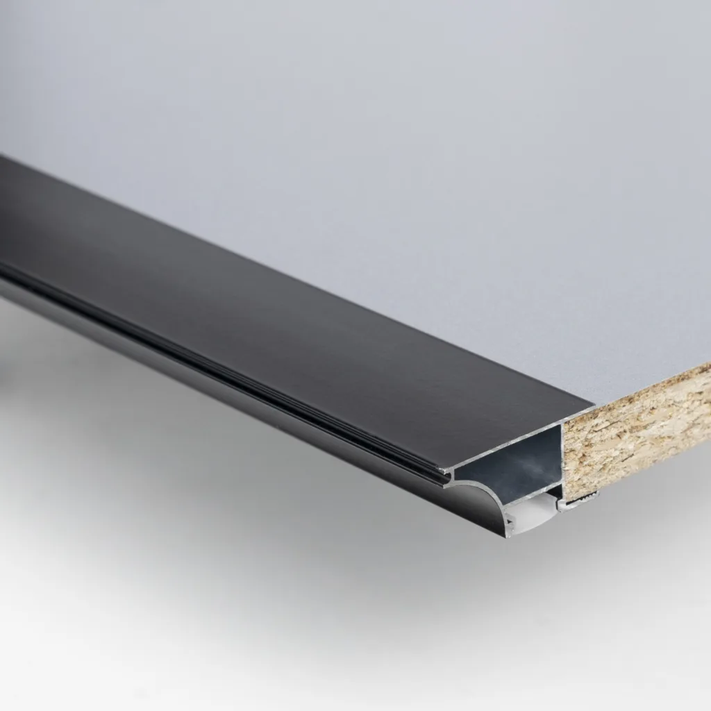 Профиль алюминиевый накладной/торцевой AVIOR, с экраном, цвет черный, 2м, AKS