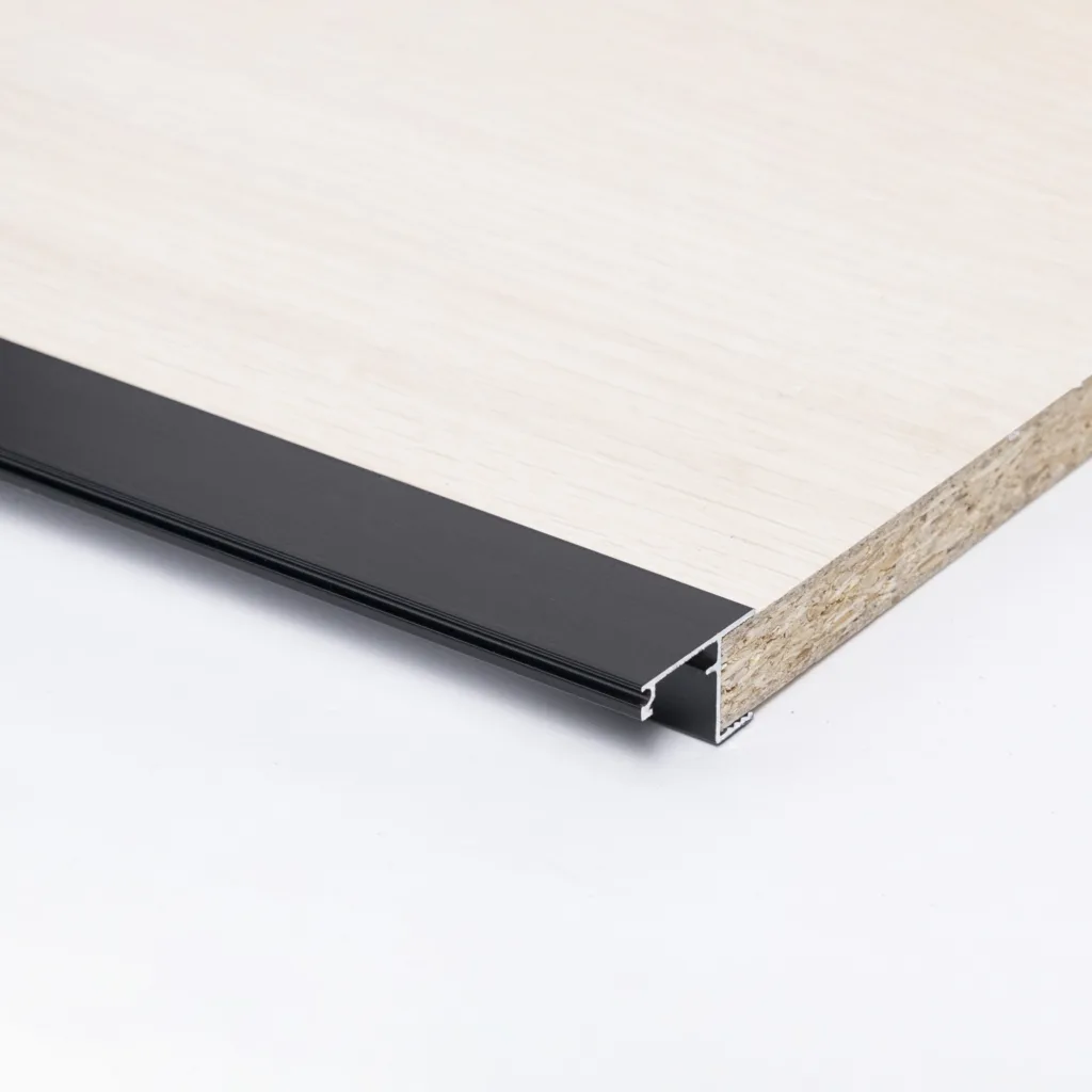 Профиль алюминиевый накладной/торцевой CAPELLA-3018B, с экраном, цвет черный, 2м (для 18 ДСП), AKS