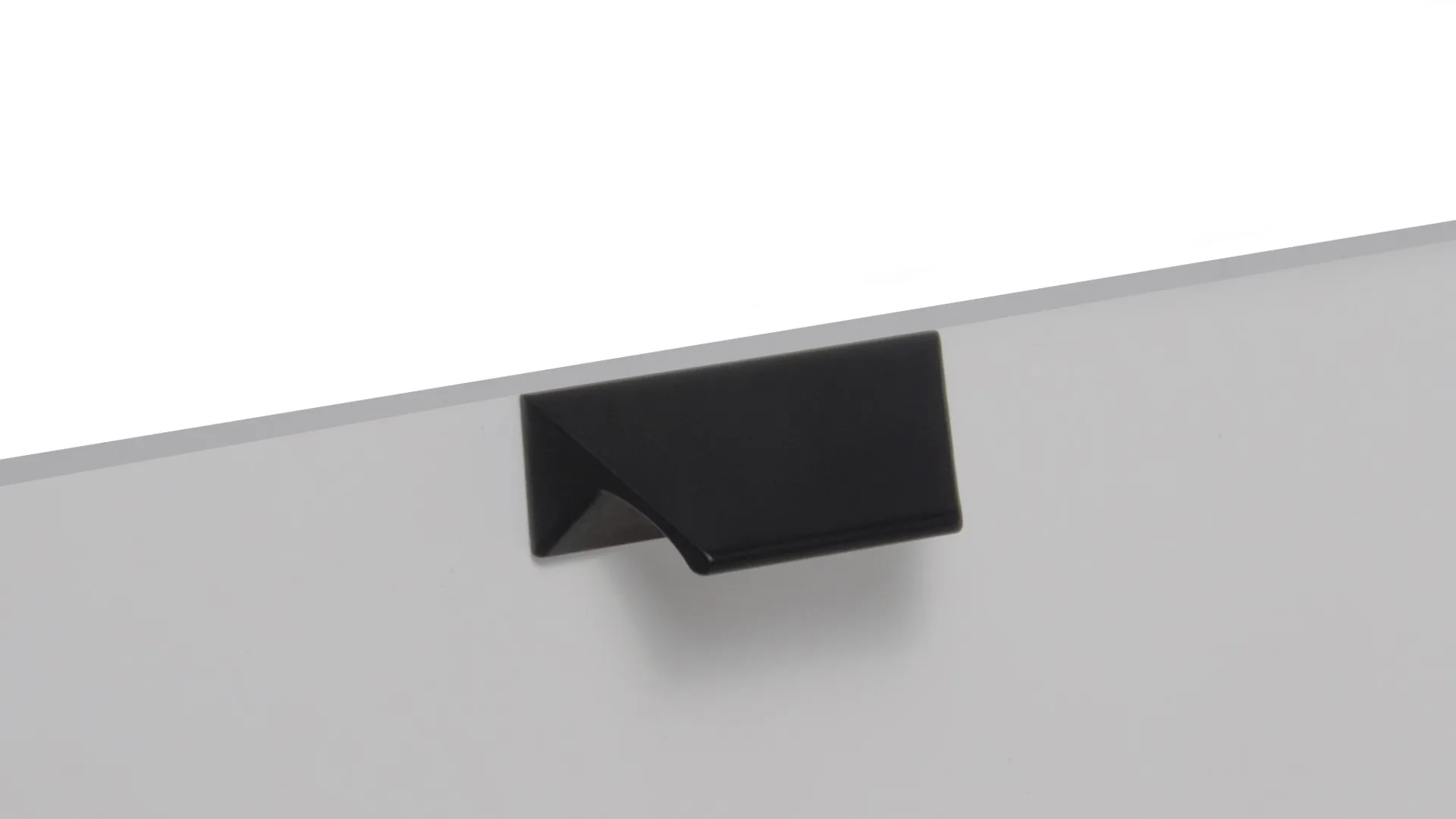 Мебельная ручка RICK RS157BL.3/32