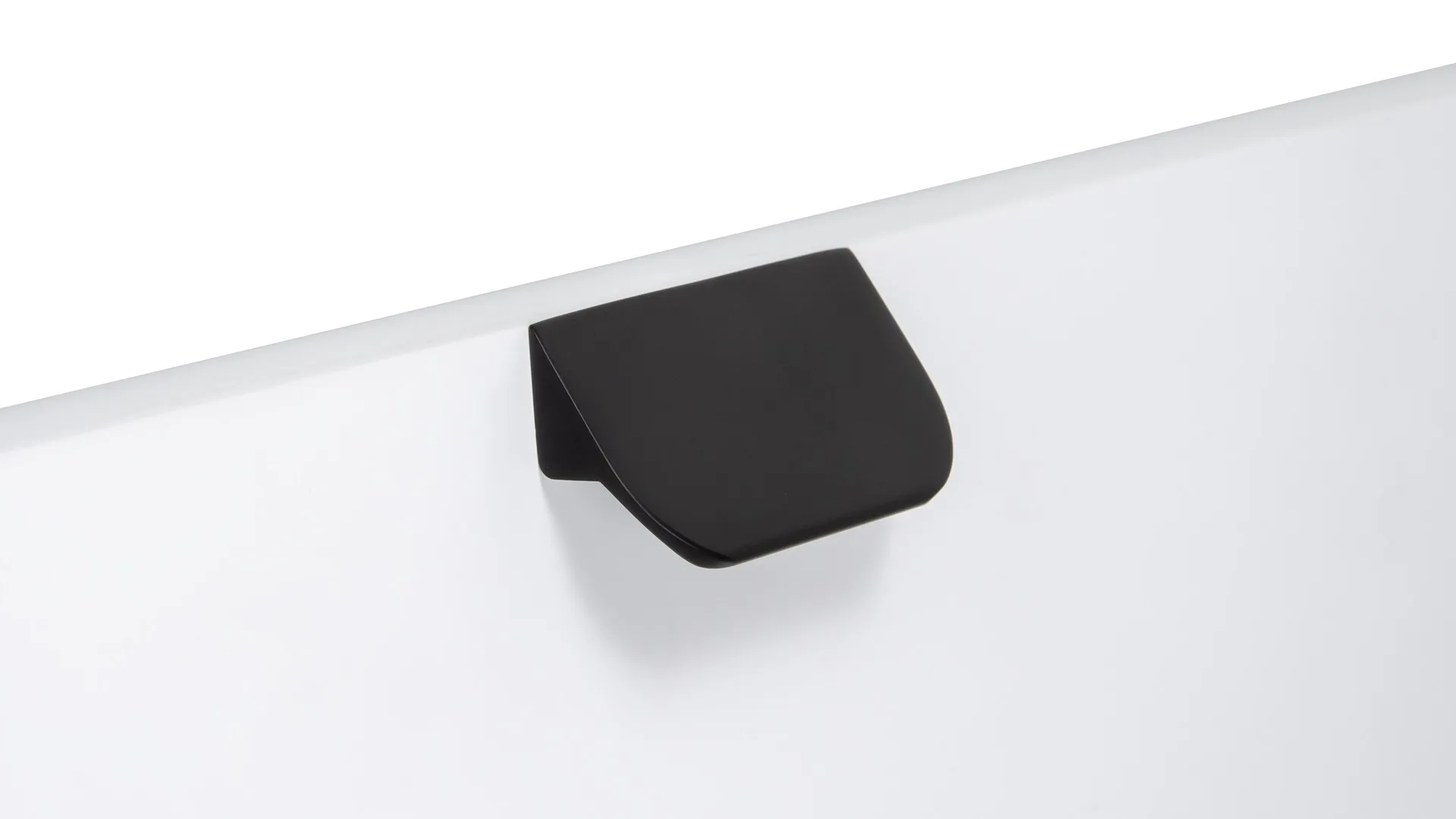 Мебельная ручка TICK RS156BL.3/32